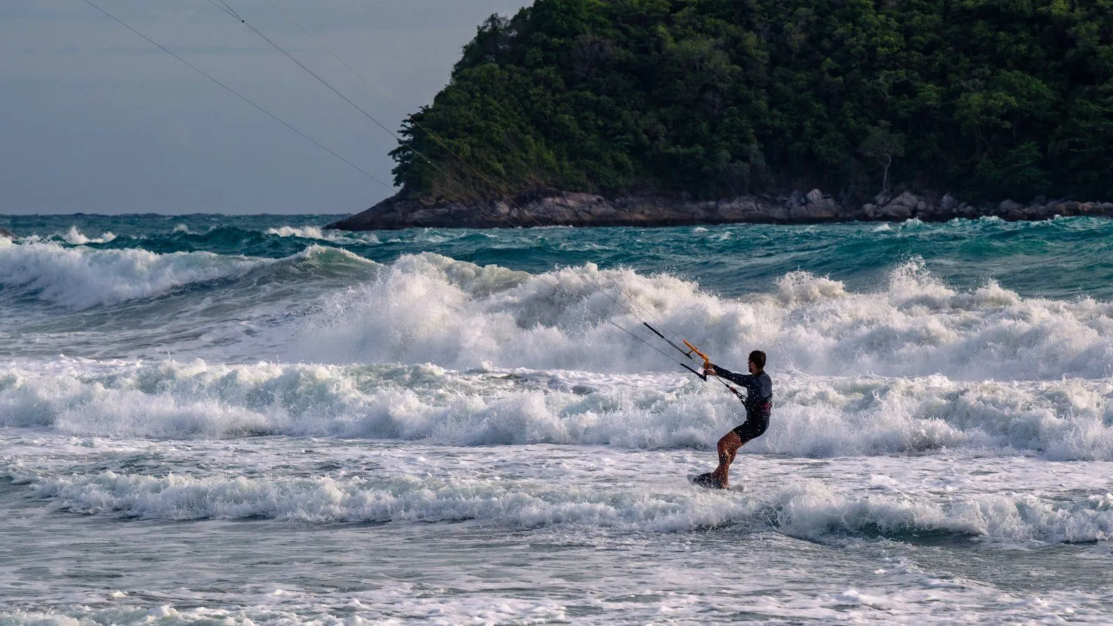  Exploring the Phuket Beach Scene