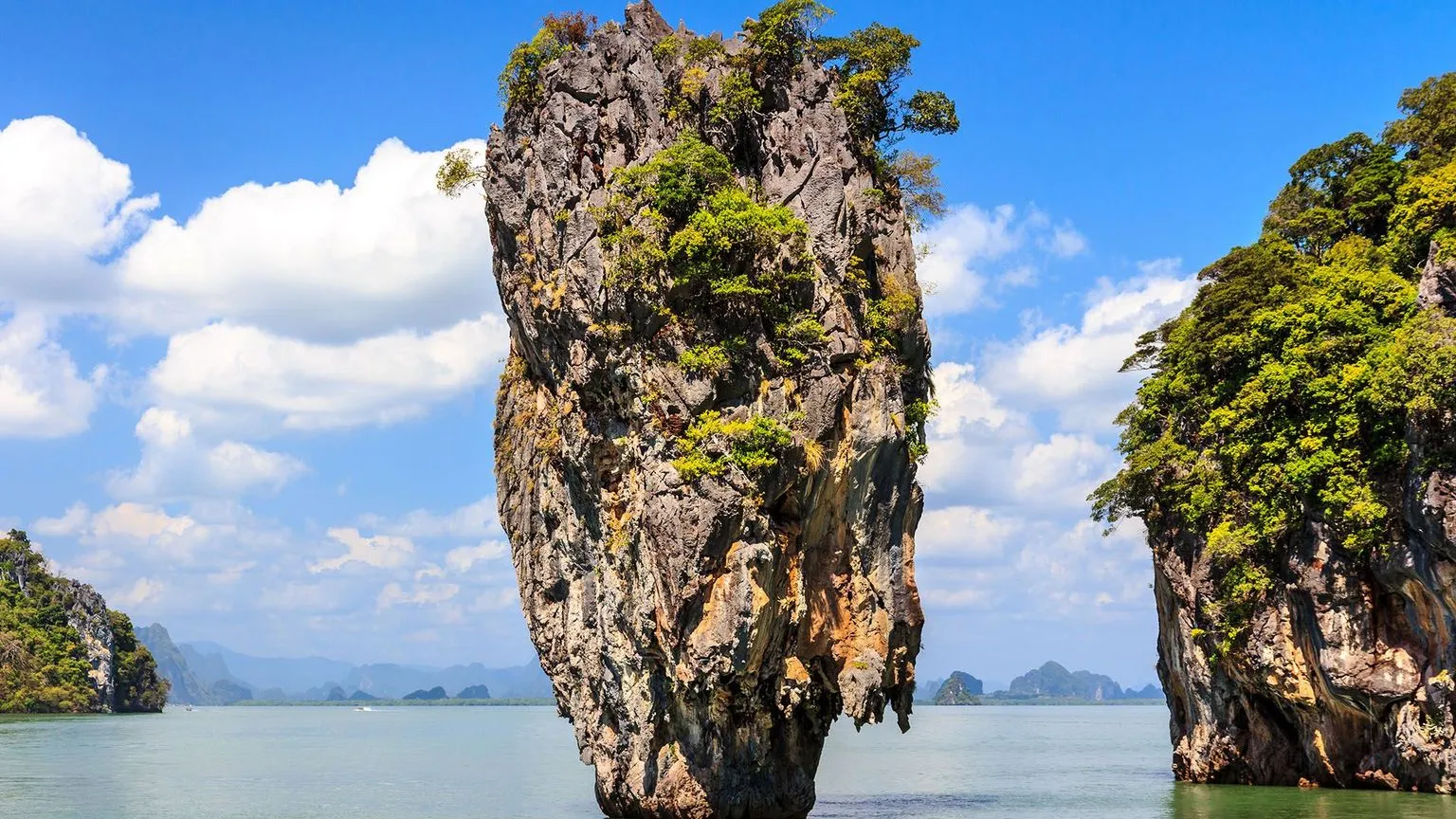 james_bond_island-02.jpg